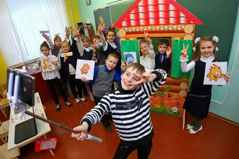 picture of second graders making selfie